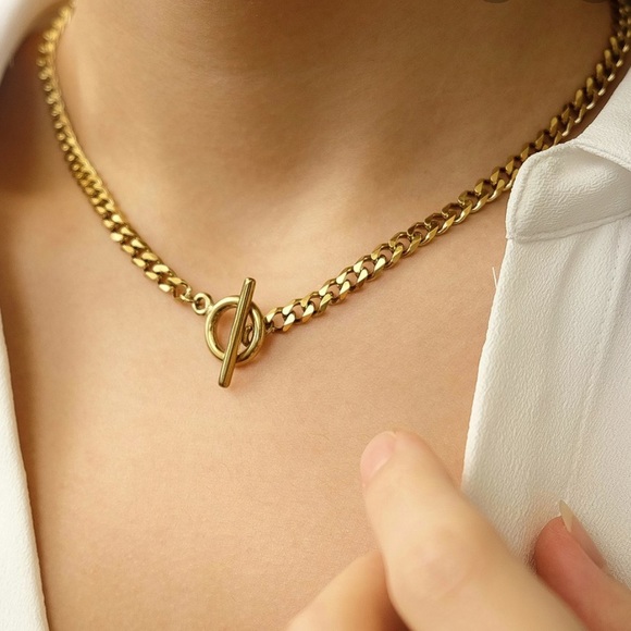 Toggle Link Chain Choker Necklace | Gold Plated Stainless Steel - Picture 3 of 6